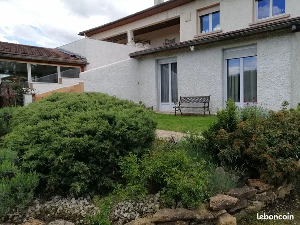 DAME RETRAITEE dans grande maison loue chambre pour vacanciers etudiants stagieres longs sejours