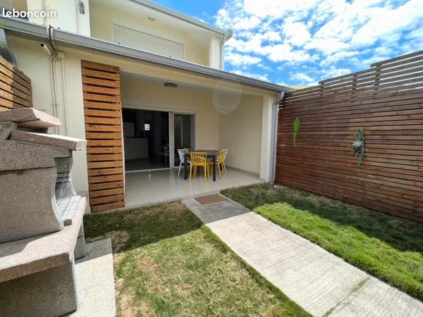 Duplex avec jardinets et parkings