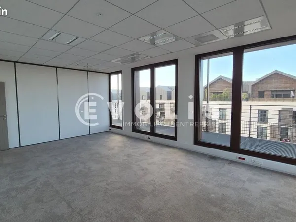 Bureau 136 m²