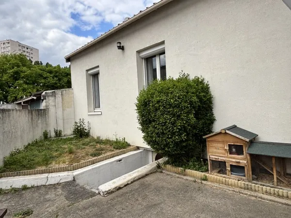 Ensemble immobilier comprenant 2 maisons individuelles de 2 pièces principales et 10 box