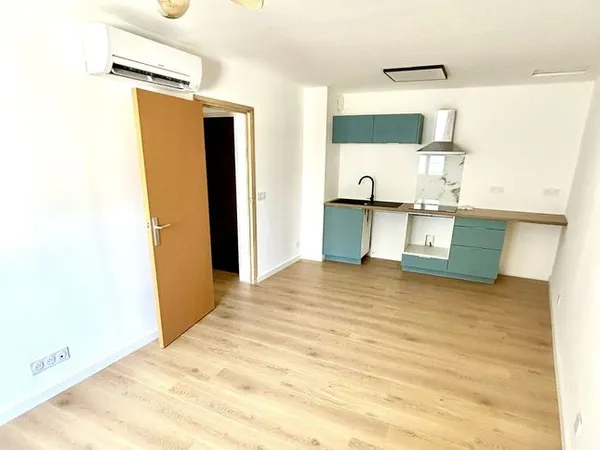 MAUGUIO - T2 de 39 m² rénové + 40 m² de combles privatifs