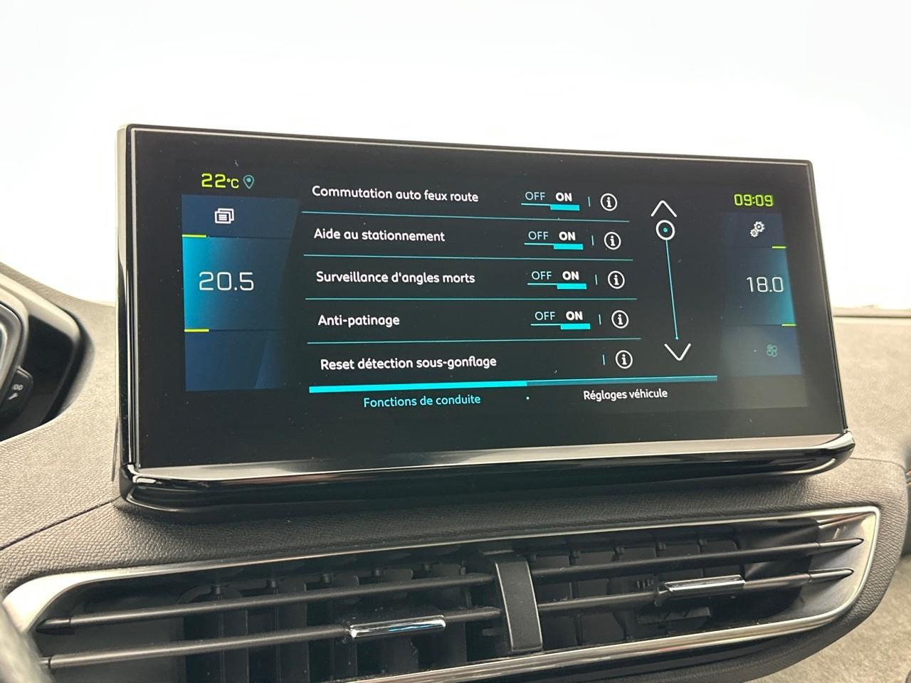 Peugeot 3008 hybrid4 300 e-eat8 gt — photo 23