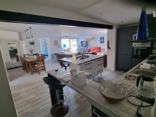 Loue à Plougonvelin, une maison de plain-pied de 135 m² avec 5 chambres