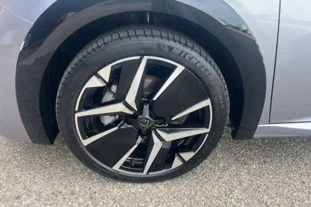 Peugeot 208 hybrid 100 e-dcs6 — photo 9