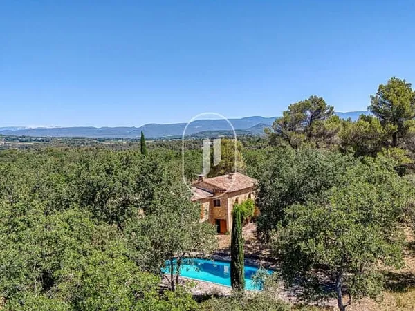 À vendre à Bonnieux - Mas provençal du XIXe siècle avec piscine et vaste terrain naturel