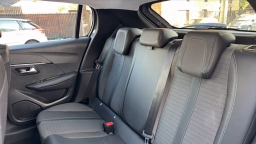 Peugeot 208 1.2 PureTech 100 - Allure – 2022 – 90069 km – Essence – Boîte Manuelle — photo 17
