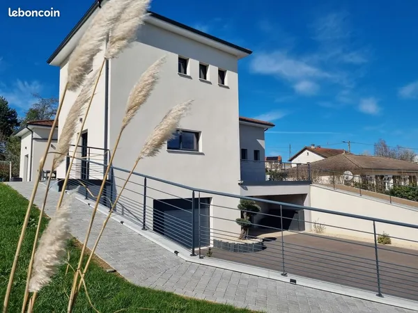 Maison familiale 169 m² - 4 chambres - grande pièce de vie - terrasse - suite parentale - Charlieu