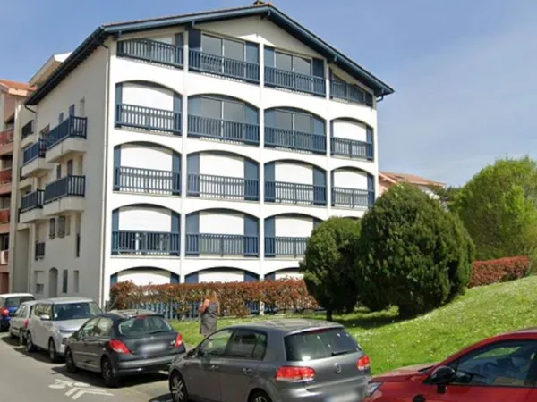 Loue T1 Urdazuri au 1er étage d'une petite copropriété de bon standing à deux pas du centre ville