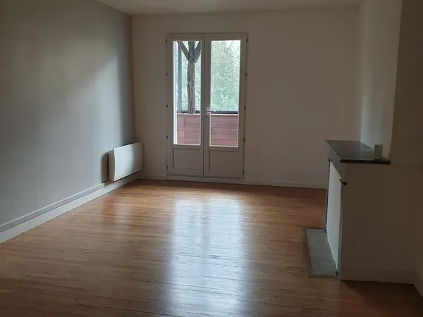 Appartement grand T2 1er étage 33190 LA REOLE