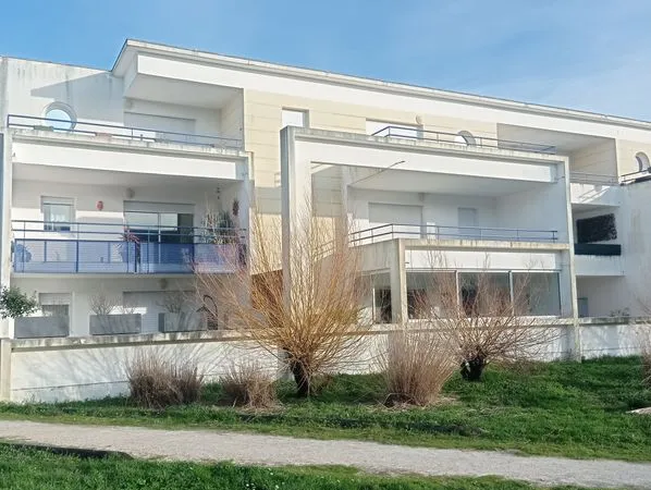 A vendre très bel appartement T2 avec clim, parking et grande terrasse