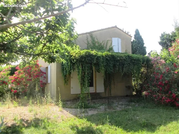 Maison mitoyenne d'un seul côté de 50m2 environ en campagne avec espace jardin