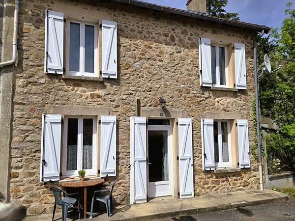 HAUTE-VIENNE : Charmante maison de village mitoyenne avec 3 chambres et combles aménagés, située dan