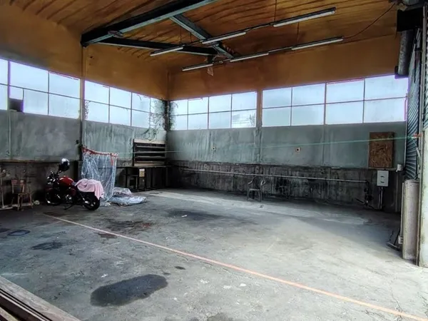 Grand dépôt, Hangar 112m2