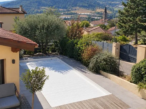 Maison d'architecte avec très belle vue sur les monts du lyonnais, piscine et belles prestations