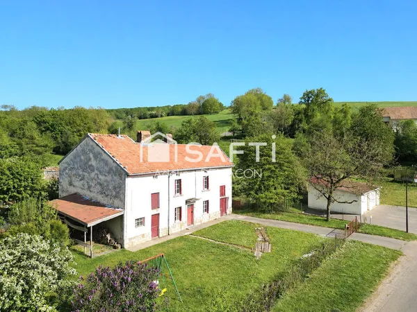 Maison individuelle avec ancienne écurie, garage, jardin et ruisseau