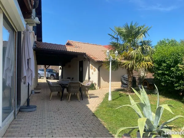 Maison familiale 4 chambres avec piscine et prestations récentes