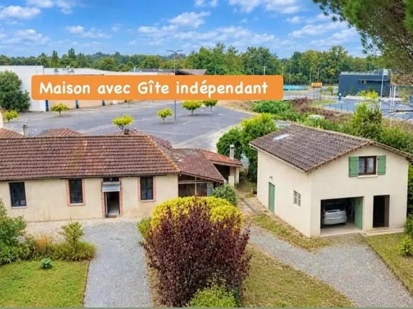 MAISON PROCHE COMMERCES AVEC GITE INDEPENDANT ET TERRAIN
