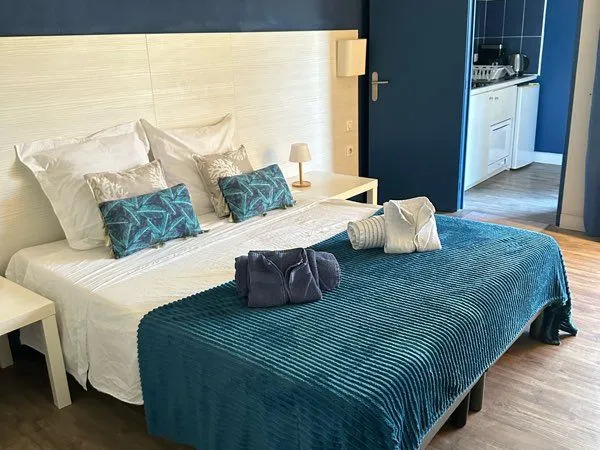 ARLES - T2 MEUBLÉ 26 m² - TERRASSE + PISCINE + PARKING - 580 CC