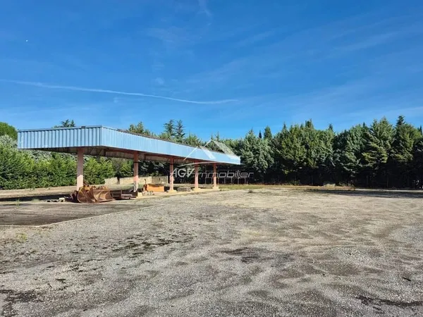Bureau, maison sur 6 000 m² de terrain en bord de route.