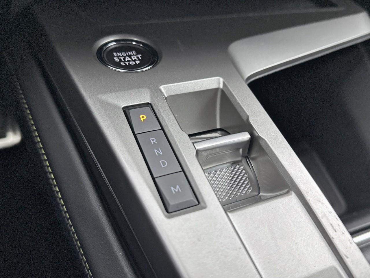 Peugeot 408 hybrid 145 e-dcs6 gt — photo 31