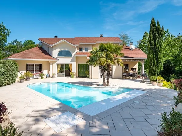 Maison 255 m2 8000 m2 de terrain