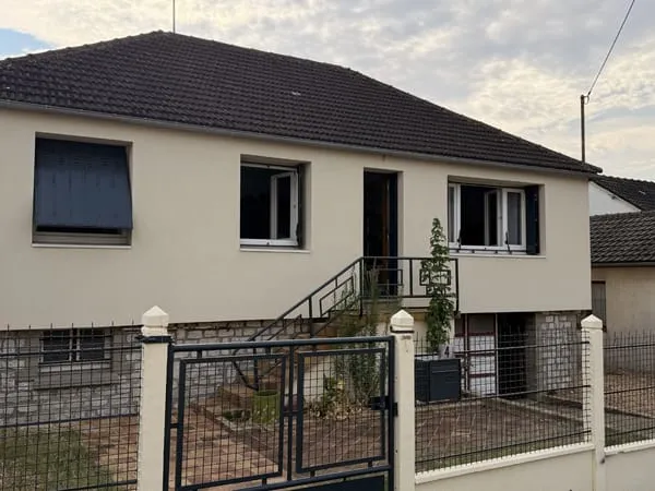 MAISON AVEC GARAGE INDEPENDANT - COMMODITES A PIED