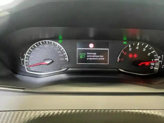 Peugeot 2008 1.2 puretech 100ch s&amp;s style — photo 12