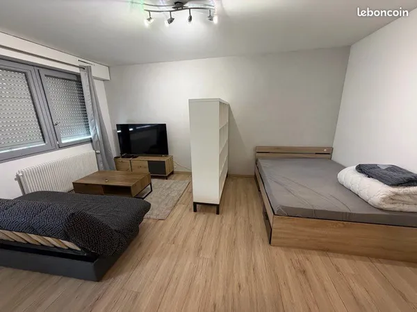 Studio meublé, avec parking, devant tram