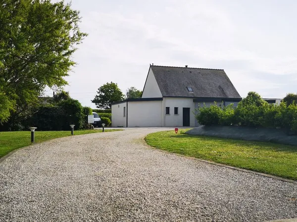 Maison familiale de 137 m² à 200 m de la plage, avec grand terrain constructible