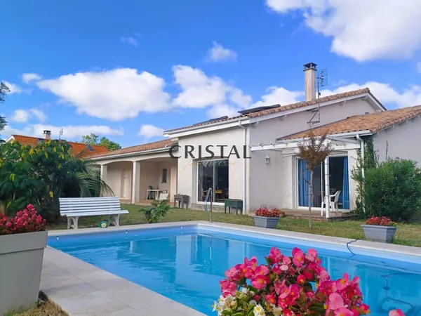Maison familiale avec piscine, beaux volumes et jardin arbor