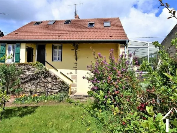 Maison en pierre de 2 chambres avec petit jardin et vue