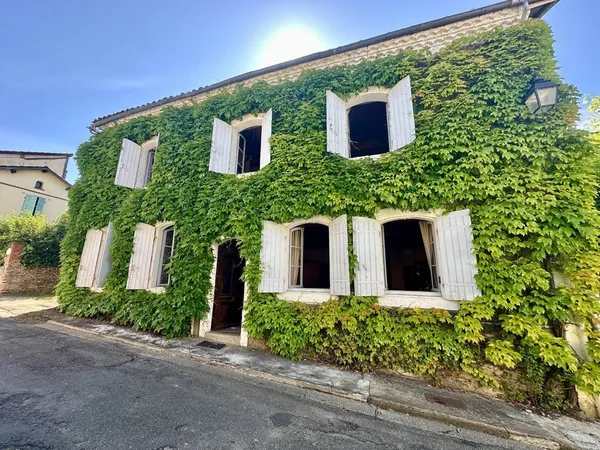 Maison de village au charme authentique d'environ 180m² avec gros potentiel sur un terrain arboré d'