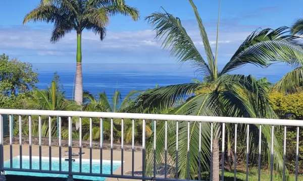 Jolie villa F5 non meublée avec piscine et vue océan en fond d'impasse