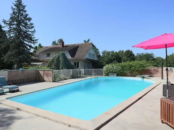 Maison 6 chambres avec garages et piscine sur terrain de 5000m2