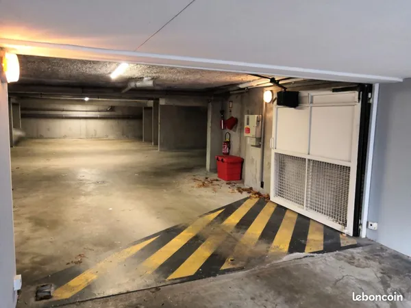 Place de parking dans garage fermé, sécurisé. Cité des congrès - Le Lieu Unique