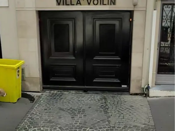 Parking avec caméra de surveillance