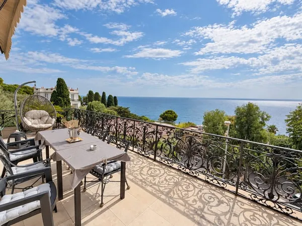 Cap-d'Ail - Élégant appartement à l'esprit villa, jardin privatif, piscine et vue mer