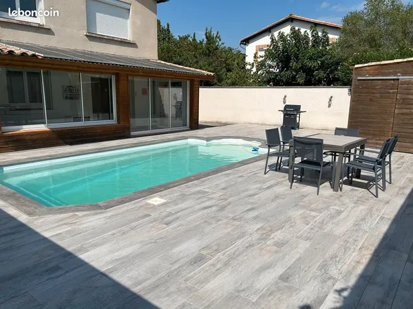 Belle maison avec piscine et panneaux solaires