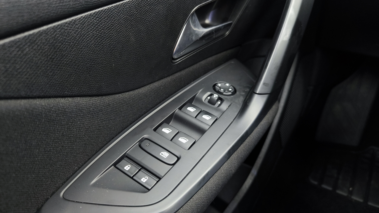 Peugeot 308 SW PHEV 180 e-EAT8 — photo 16