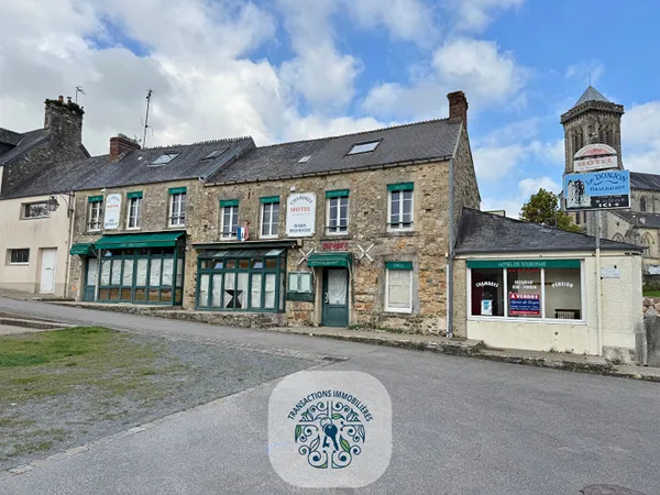 Ancien hôtel/restaurant, au coeur du bourg de BRICQUEBEC, Ag. du Donjon.