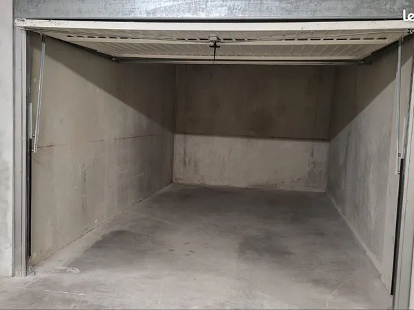 Garage box à côté du arrêt tram 2 St Lazare