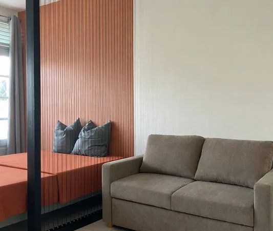 T1 meublé avec coin nuit séparé - moderne et lumineux avec courette arrière