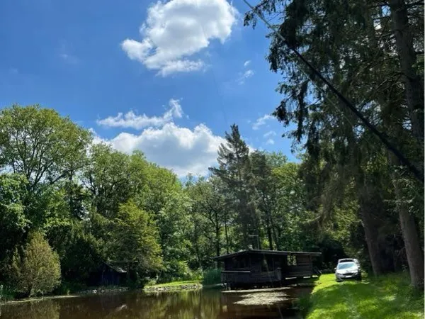 Etang avec chalet