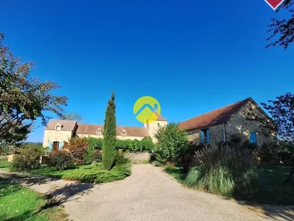 Élégant Manoir en Pierre à Belves