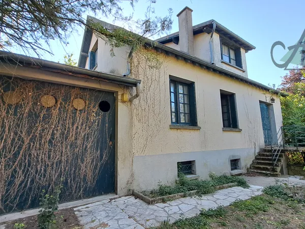 SOUCY - Maison à rénover de 105 m2 avec 4 chambres, sous-sol