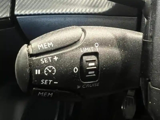 Peugeot 2008 1.2 puretech 100ch s&amp;s active — photo 12