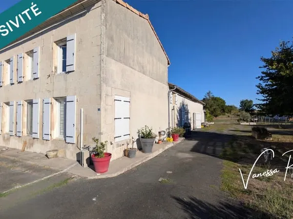 Maison charentaise avec 3 chambres, garage, dépendances et jardin