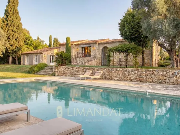 Sublime villa en pierre avec vue sur les collines à Mougins
