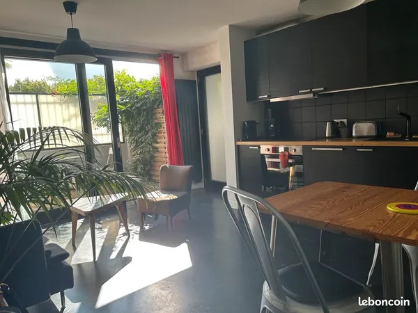 Appartement duplex meublé 3 pièces avec petite terrasse - 52 m² - Haut Montreuil Murs a Peches