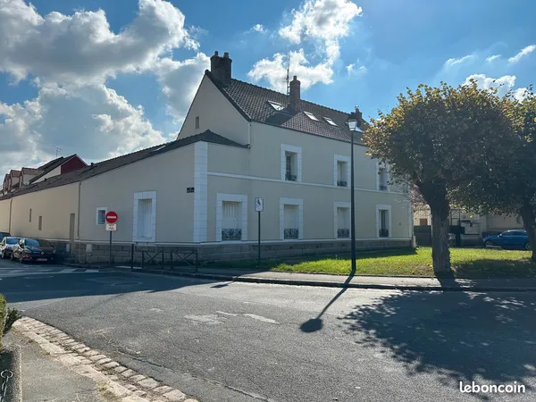 LE PLESSIS PATE Village calme dans maison bourgeoise rénovée Studio meublé
